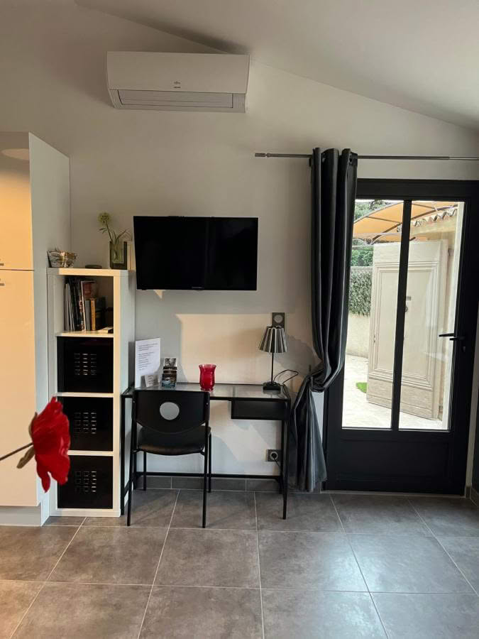 Bureau climatisé pour supporter les chaleurs provençales avec décoration classe location Cadenet